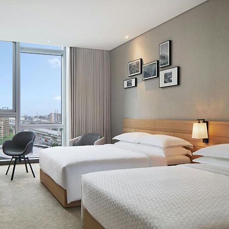 Four Points By Sheraton Линкоу Екстериор снимка