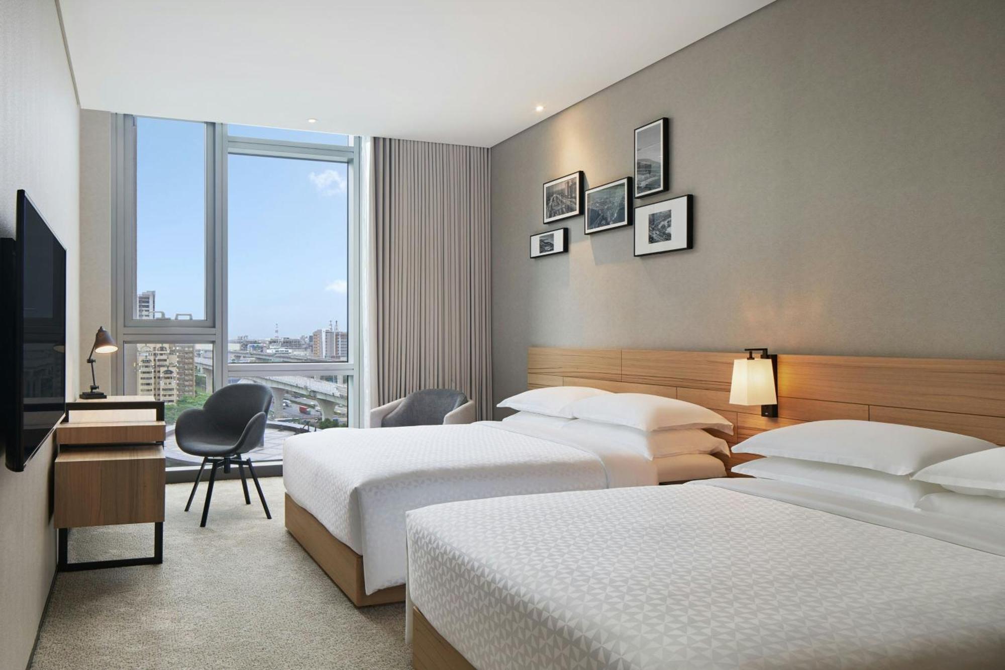 Four Points By Sheraton Линкоу Екстериор снимка