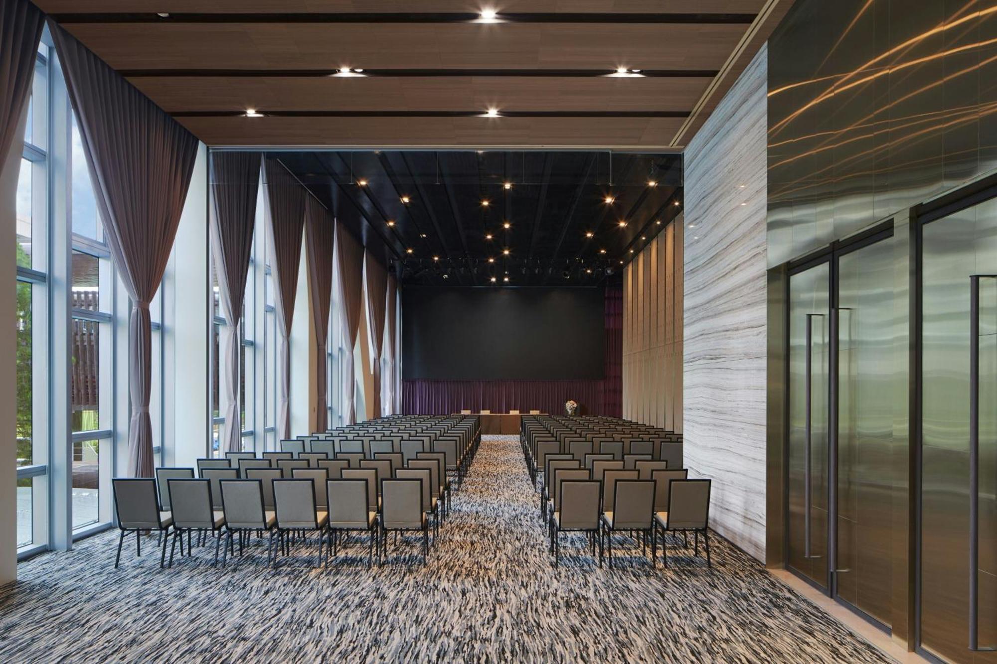Four Points By Sheraton Линкоу Екстериор снимка
