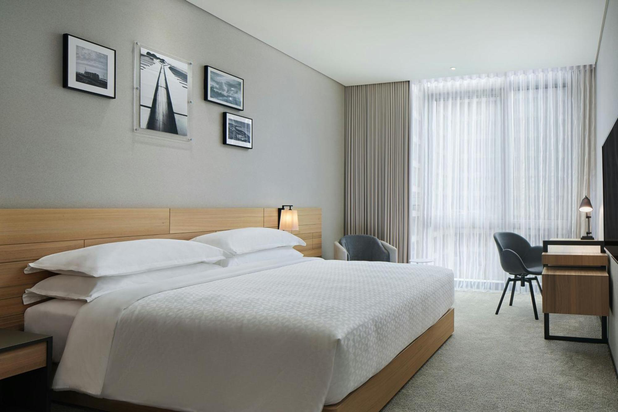 Four Points By Sheraton Линкоу Екстериор снимка