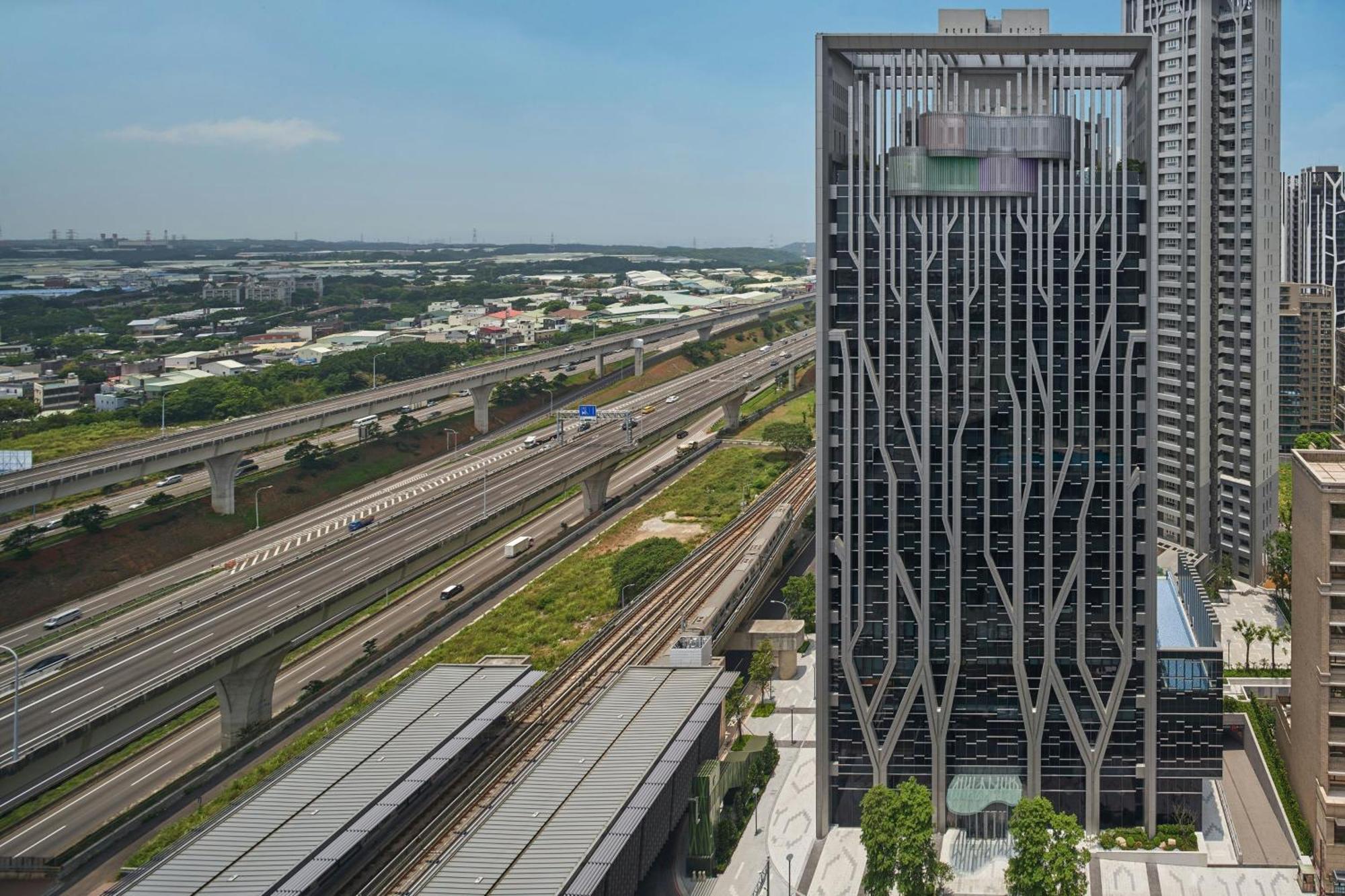 Four Points By Sheraton Линкоу Екстериор снимка