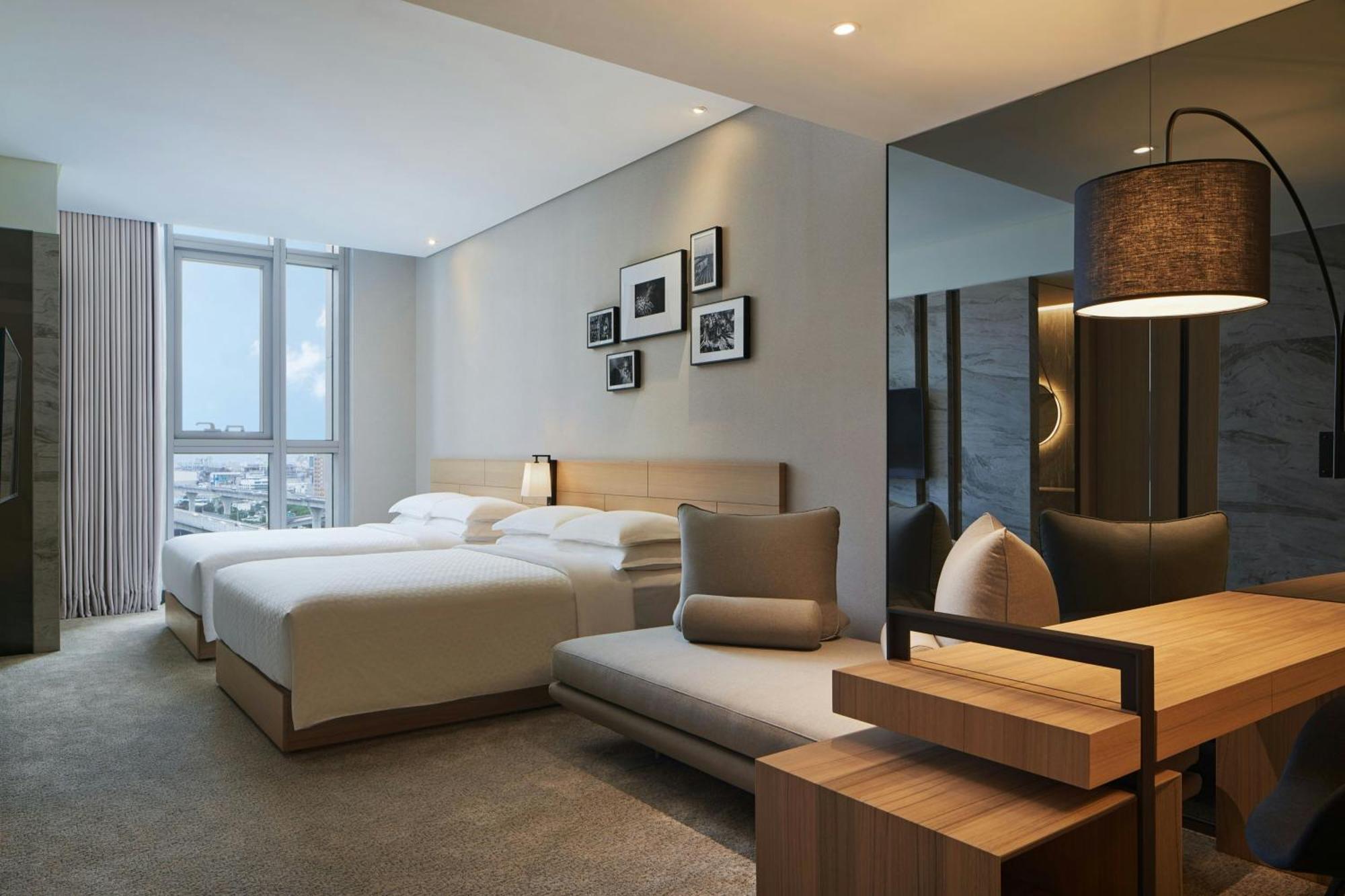 Four Points By Sheraton Линкоу Екстериор снимка