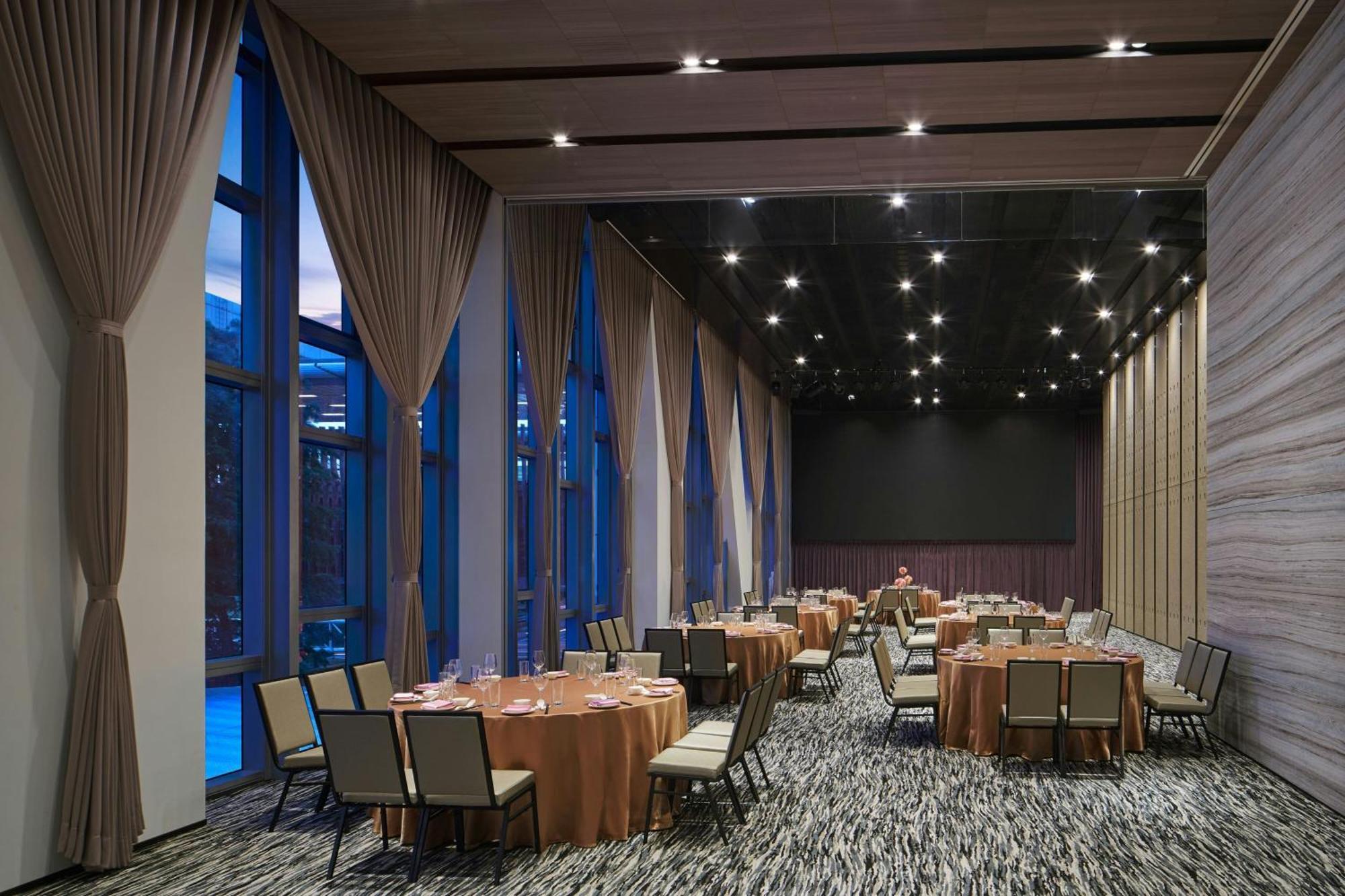 Four Points By Sheraton Линкоу Екстериор снимка