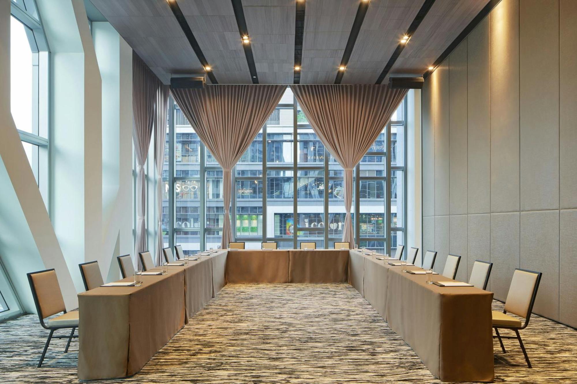 Four Points By Sheraton Линкоу Екстериор снимка