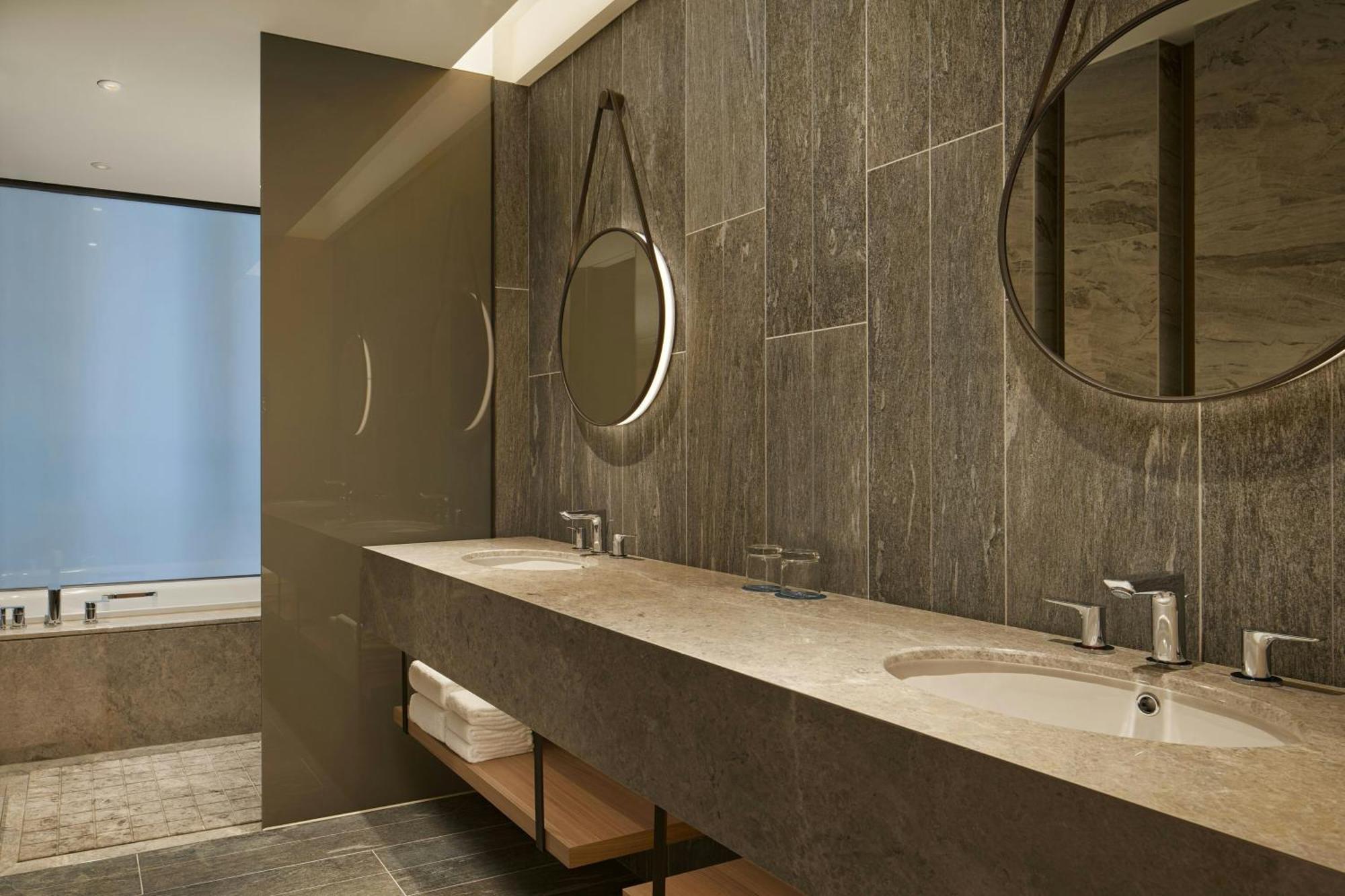 Four Points By Sheraton Линкоу Екстериор снимка