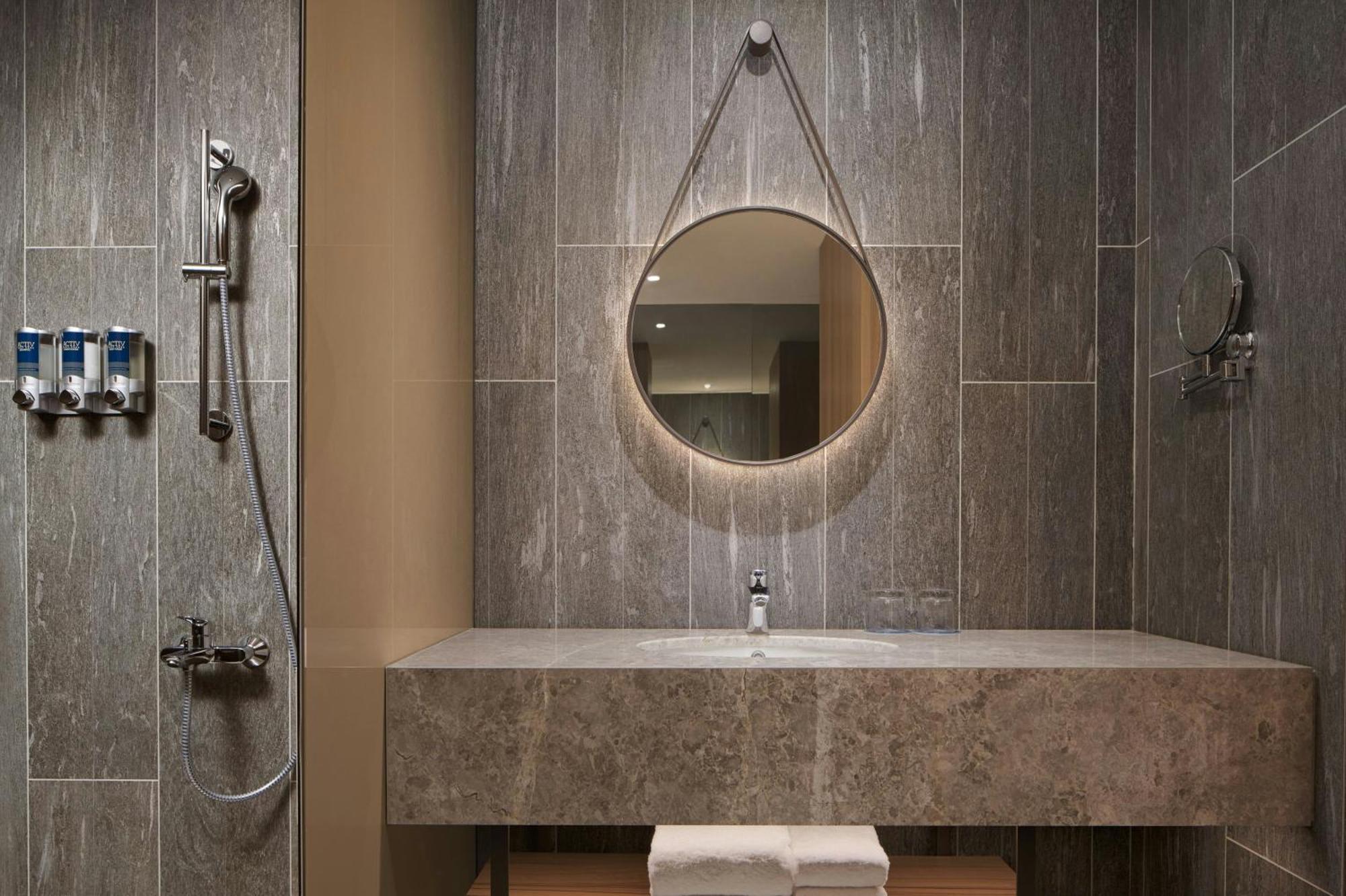 Four Points By Sheraton Линкоу Екстериор снимка